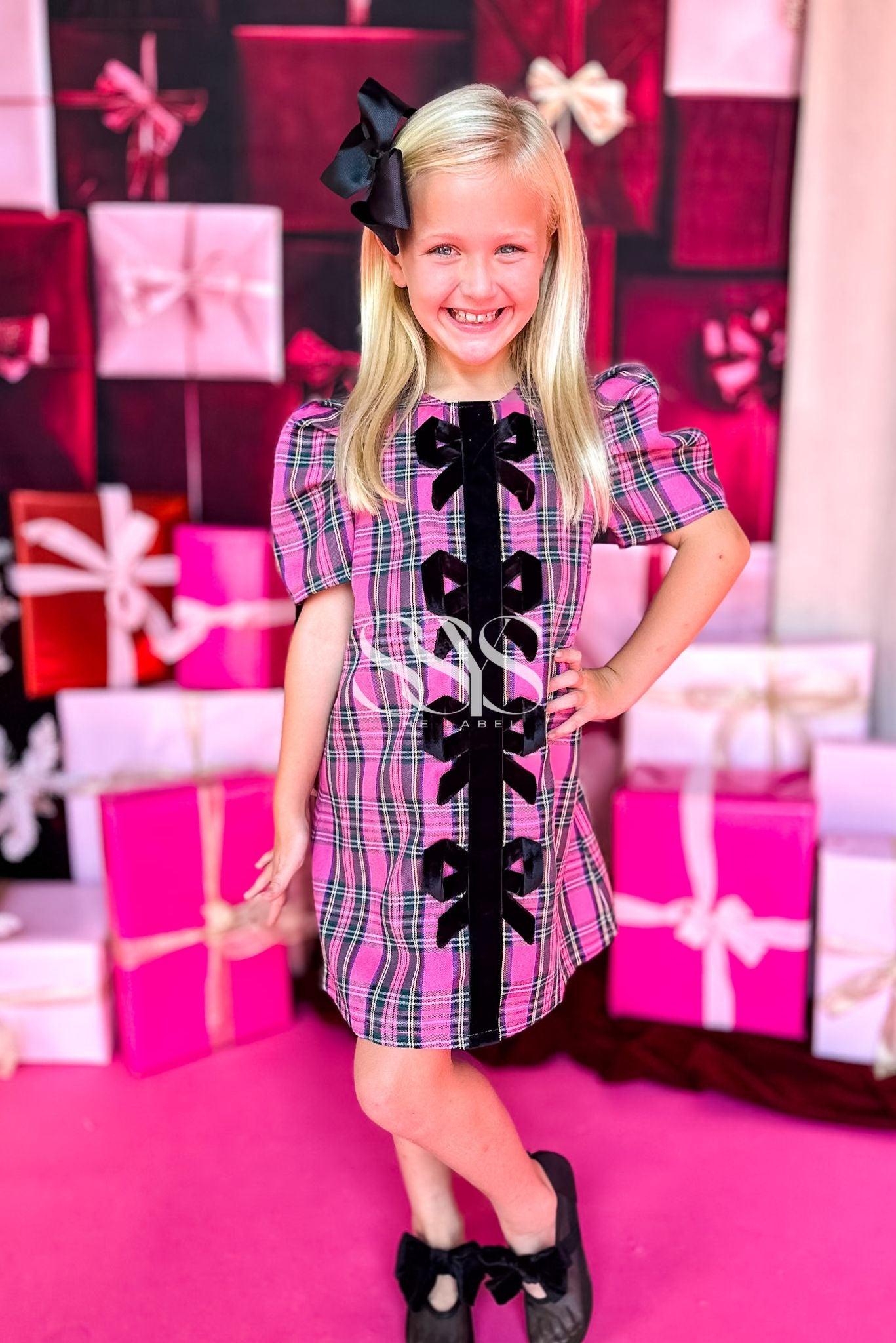 Festive and fun, the Everly Bow Dress features a pink plaid tartan print, puff sleeves, and sweet velvet bow accents. Perfect for holiday parties, family photos, and mommy & me matching moments. A charming must-have for the season!