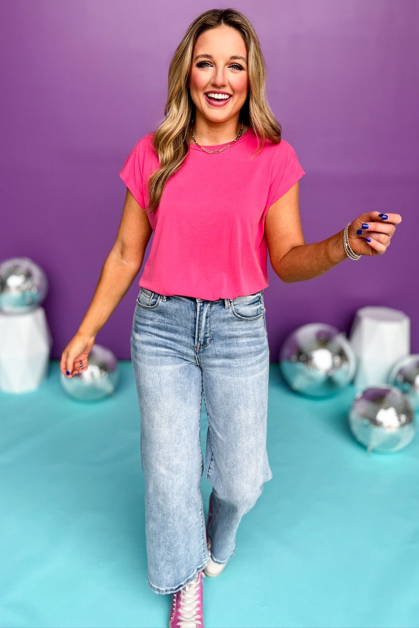 must have shirt, must have style, elevated tshirt, short sleeve shirt, elevated top, comfortable style, mom style, casual style, shop style your senses by Mallory Fitzsimmons, says by Mallory Fitzsimmons