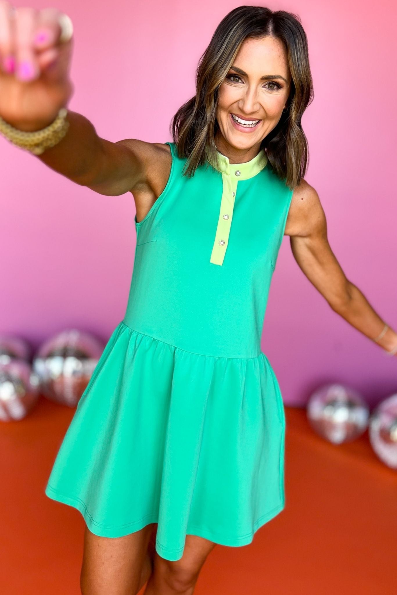 SSYS The Colorblock Augusta Pearl Button Scuba Dress In Kelly Green Lime, Ssys athlesiure, Spring athleisure, athleisure, elevated athleisure, signature dress, must have active dress , athletic dress, athletic style, mom style, shop style your senses by mallory fitzsimmons, ssys by mallory fitzsimmons