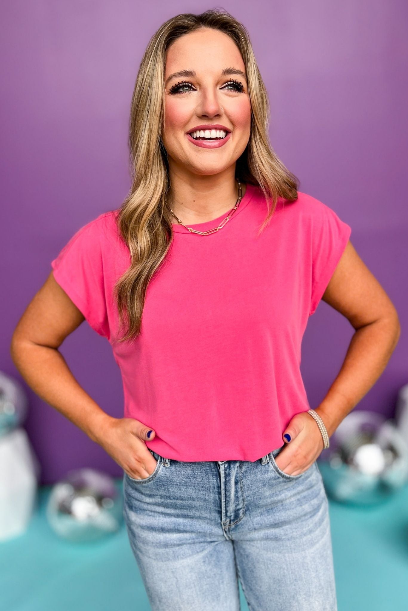 must have shirt, must have style, elevated tshirt, short sleeve shirt, elevated top, comfortable style, mom style, casual style, shop style your senses by Mallory Fitzsimmons, says by Mallory Fitzsimmons