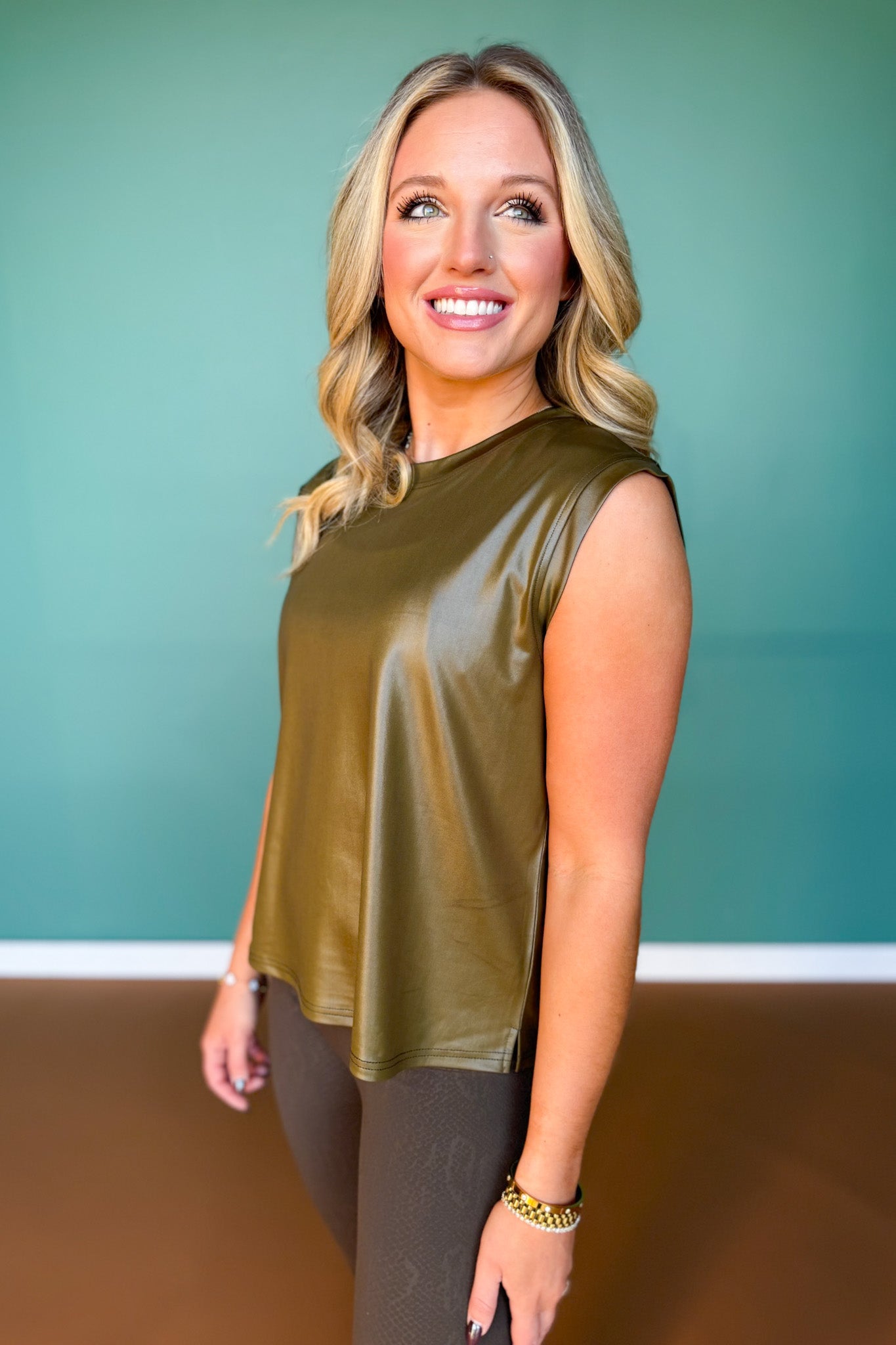 SSYS Metallic Muscle Cut Active Top In Olive