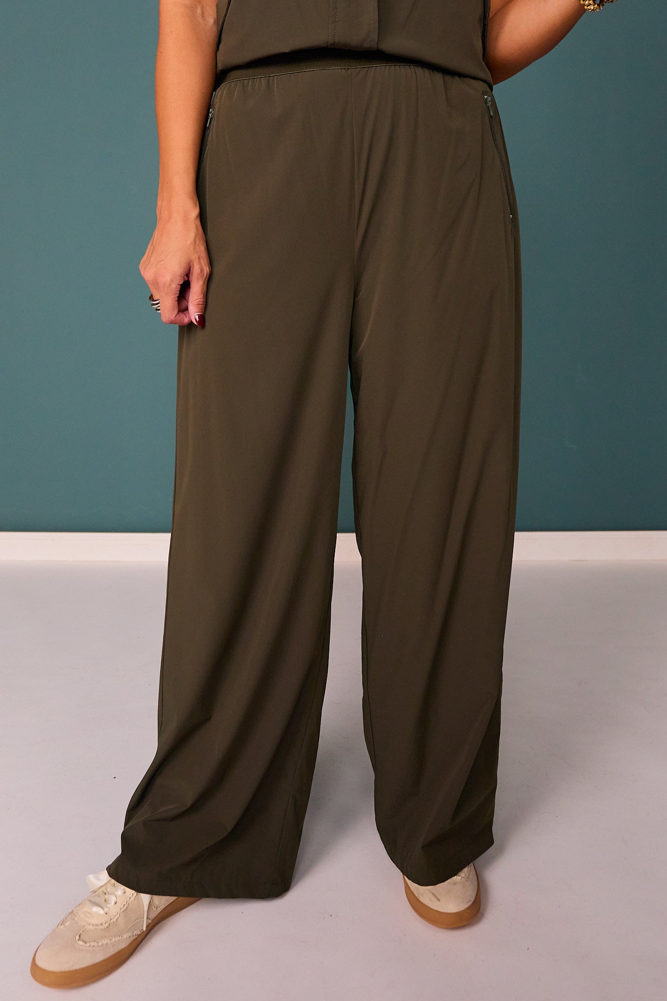SSYS Wide Leg Active Pants In Dark Olive
