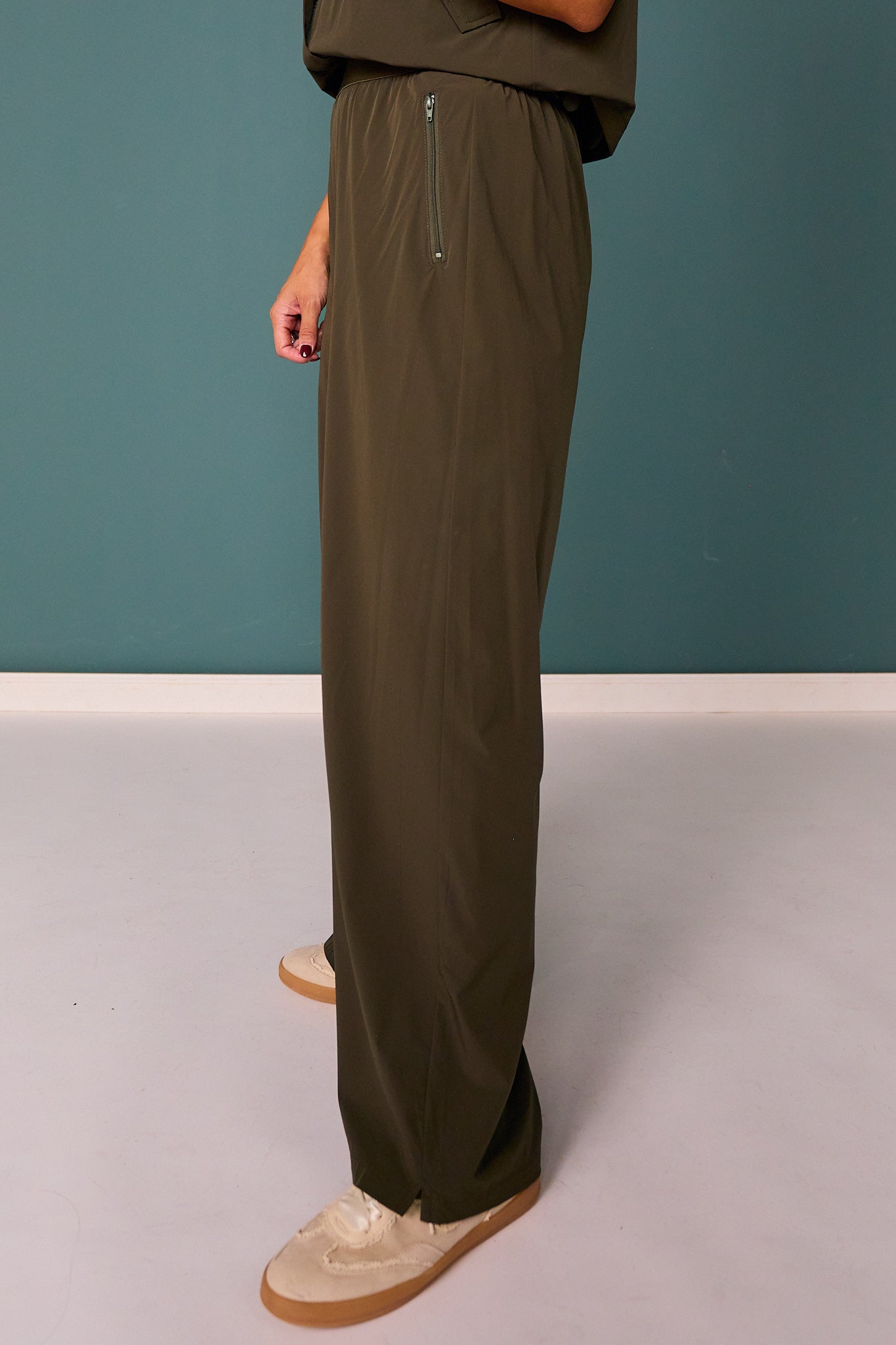 SSYS Wide Leg Active Pants In Dark Olive