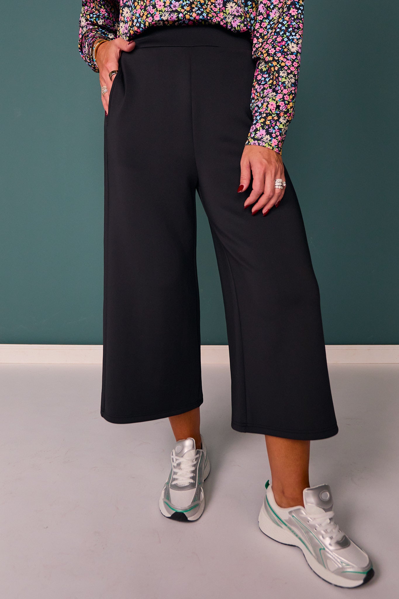 SSYS Scuba Cropped Wide Leg Pants In Black