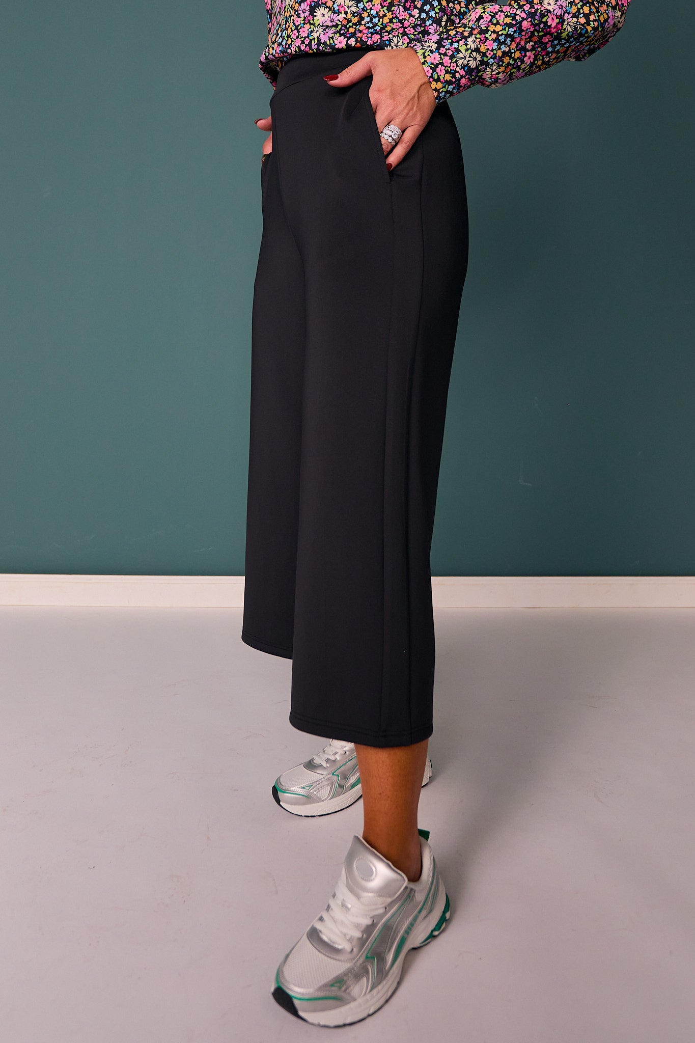 SSYS Scuba Cropped Wide Leg Pants In Black